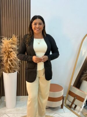 Blazer feminino em alfaiataria leve